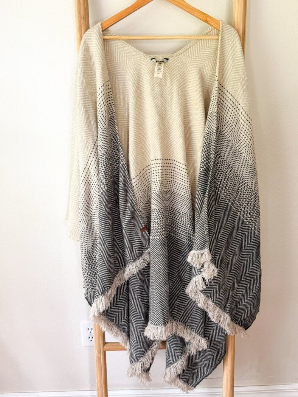 Roots Canada Fringe Poncho Wrap Shawl Cream Gray Womens Oversized OS